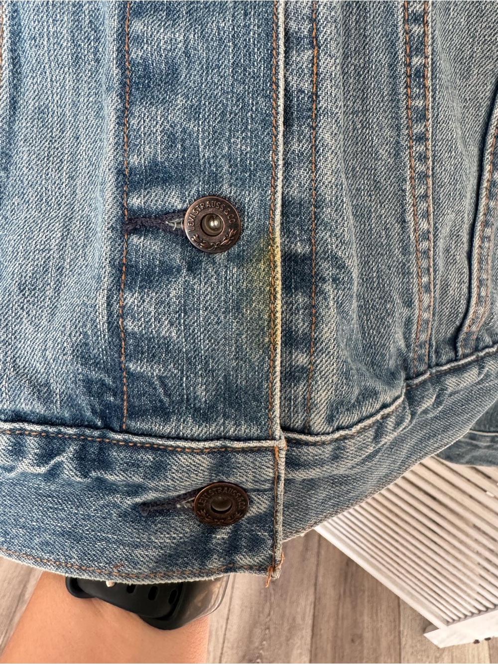 Levi's Medium Blue Vintage Wash Denim Trucker Jacket - Picture 6 of 6
